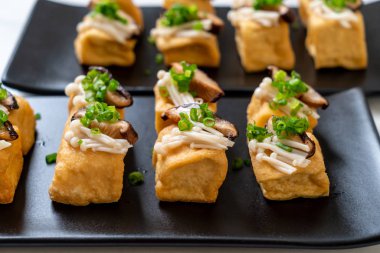 Shitake mantar ve altın iğne mantar ile kızarmış Tofu