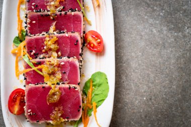 Taze orkinos baharatlı salata sosu ile ham