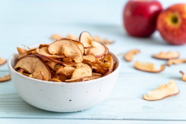 Ev yapımı kurutulmuş organik elma dilimli