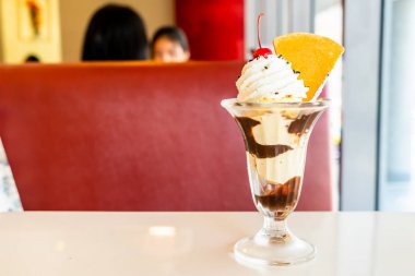 vanilyalı dondurma fincan krem şanti ile