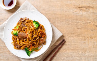 domuz ve sebze ile kızarmış erişte