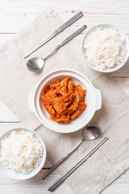 kimchi ile tavada kızartılmış domuz eti