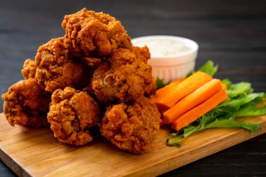 Kızarmış baharatlı tavuk kanadı