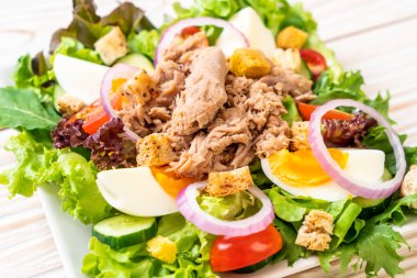 Sebze salatası ve yumurta ile tuna