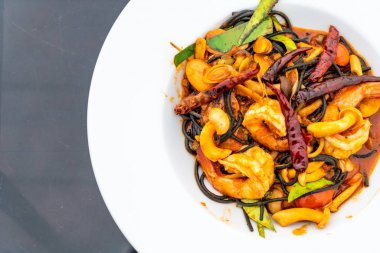 karidesler ile baharatlı siyah spagetti (Tom Yum Kung) 