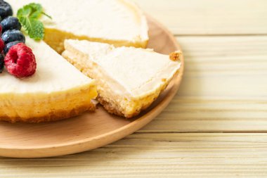 Ahududu ve yaban mersini ile ev yapımı cheesecake 