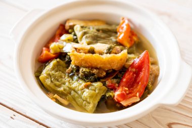 Acı kabak ve domuz eti ile korunmuş hardal yeşil çorba 