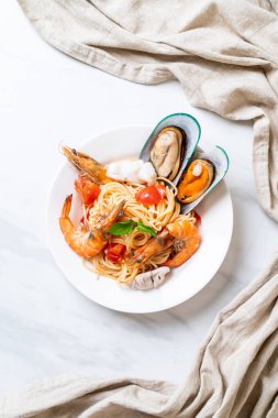 Deniz ürünleri makarna spagetti ve istiridye, karides, Squis, midye ile