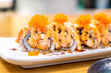 Peynir ile somon rulo suşi