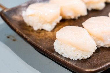 Hotate Sushi veya Tarak Suşi 