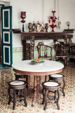 bir odada boş eski ve klasik masa ve sandalye dekorasyon