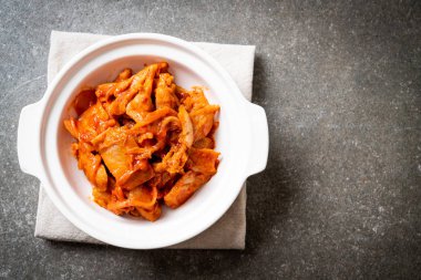 kimchi ile tavada kızartılmış domuz eti