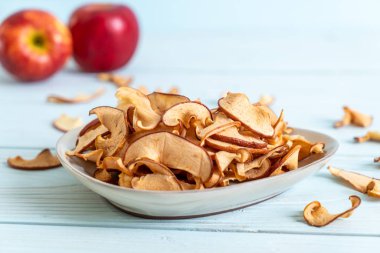 Ev yapımı kurutulmuş organik elma dilimli