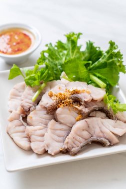 Haşlanmış balık dip sos ile