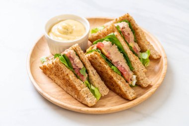 Ev yapımı ton balıklı sandviç 