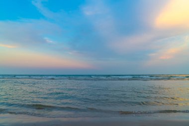 güzel alacakaranlık gökyüzü ile deniz plaj