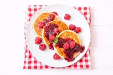 Taze ahududu ve frambuaz sos ile gözleme