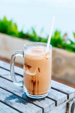 çikolatalı milkshake bardak