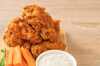 Kızarmış baharatlı tavuk kanadı