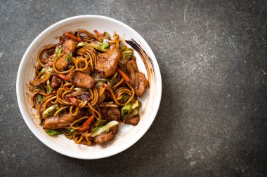 tavada kızartılmış yakisoba noodle domuz eti ile