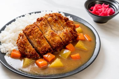 Çıtır çıtır kızarmış domuz pirzola köri ve pilav ile 