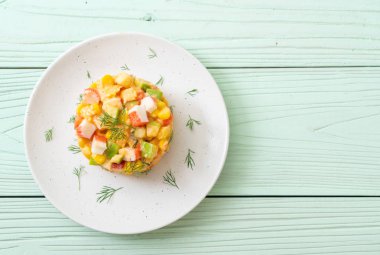 Yengeç sopa (elma, Mısır, papaya, pineappl ile karışık meyve salatası