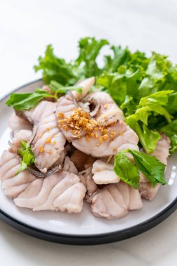 Haşlanmış balık dip sos ile