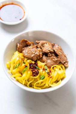 domuz eti ile Asya tavada kızartılmış erişte