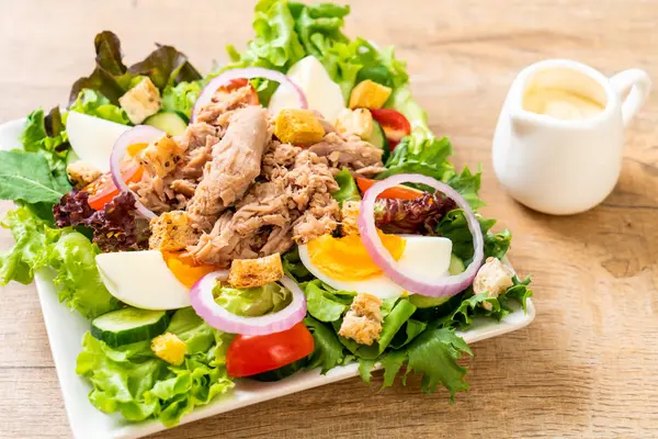 Atum com salada de legumes e ovos — Fotografia de Stock