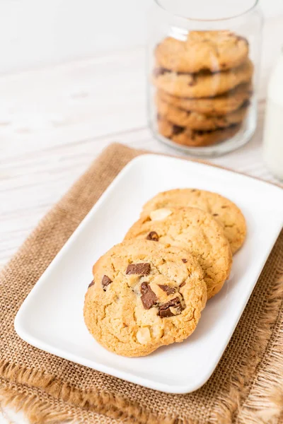 Biscoitos com chips de chocolate — Fotografia de Stock