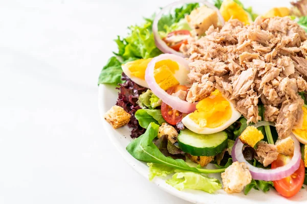 Atum com salada de legumes e ovos — Fotografia de Stock