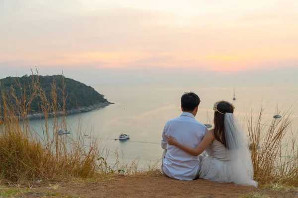 幸福的年轻亚洲夫妇在爱有一个美好的时光 — 图库照片