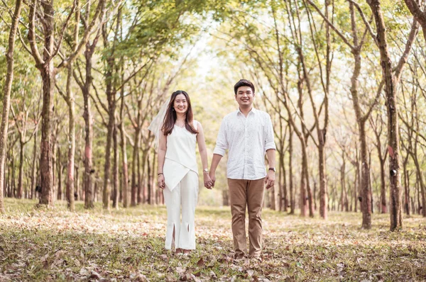 Gelukkige Aziatische paar verliefd op boom boog — Stockfoto