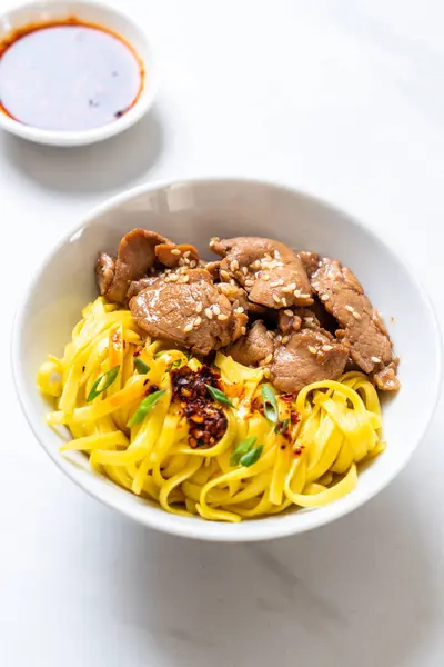 domuz eti ile Asya tavada kızartılmış erişte