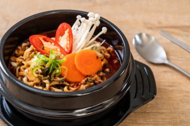 siyah kase Kore anlık erişte