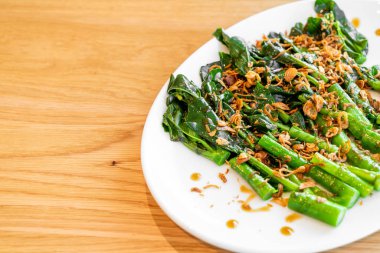 Istırla kızarmış Çin brokoli veya Lahana istiridye soslu karıştırın