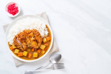 Çıtır çıtır kızarmış domuz pirzola köri ve pilav ile 