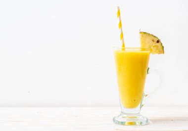 taze ananas güler yüzlü cam ahşap masa üzerinde