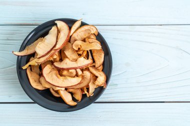 Ev yapımı kurutulmuş organik elma dilimli