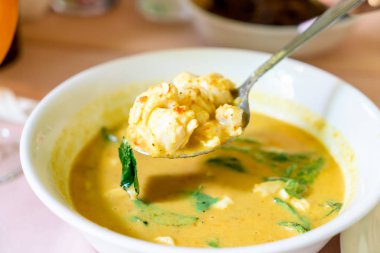 Yabani Betel Yaprakları ile Herbed Yengeçler Köri