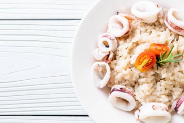 Kalamarlar veya ahtapot risotto