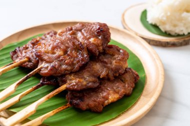 saptırılmış süt domuz beyaz yapışkan pirinç ile ızgara