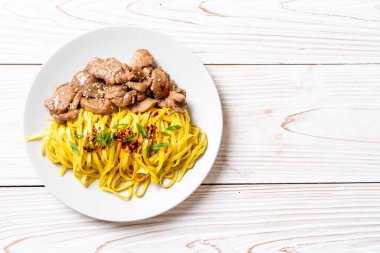 domuz eti ile Asya tavada kızartılmış erişte