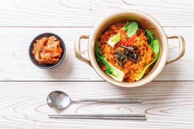 sebze ve kimchi Koreli anlık erişte