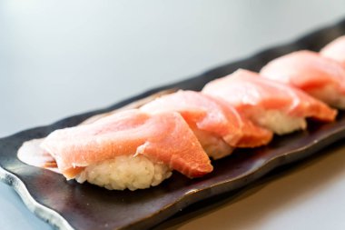 Tuna suşi veya Otoro suşi 
