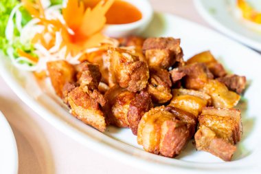 derin kızarmış domuz eti 