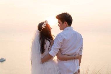 Mutlu genç Asyalı çift aşık iyi vakit geçiriyor 