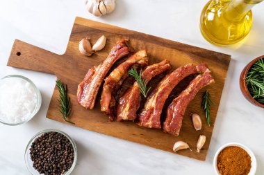Taze Çiğ domuz kaburga malzemelerle kavurma için hazır
