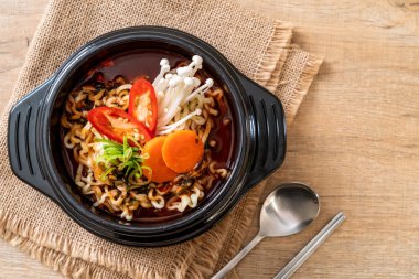 siyah kase Kore anlık erişte