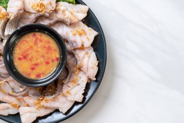 Haşlanmış balık dip sos ile